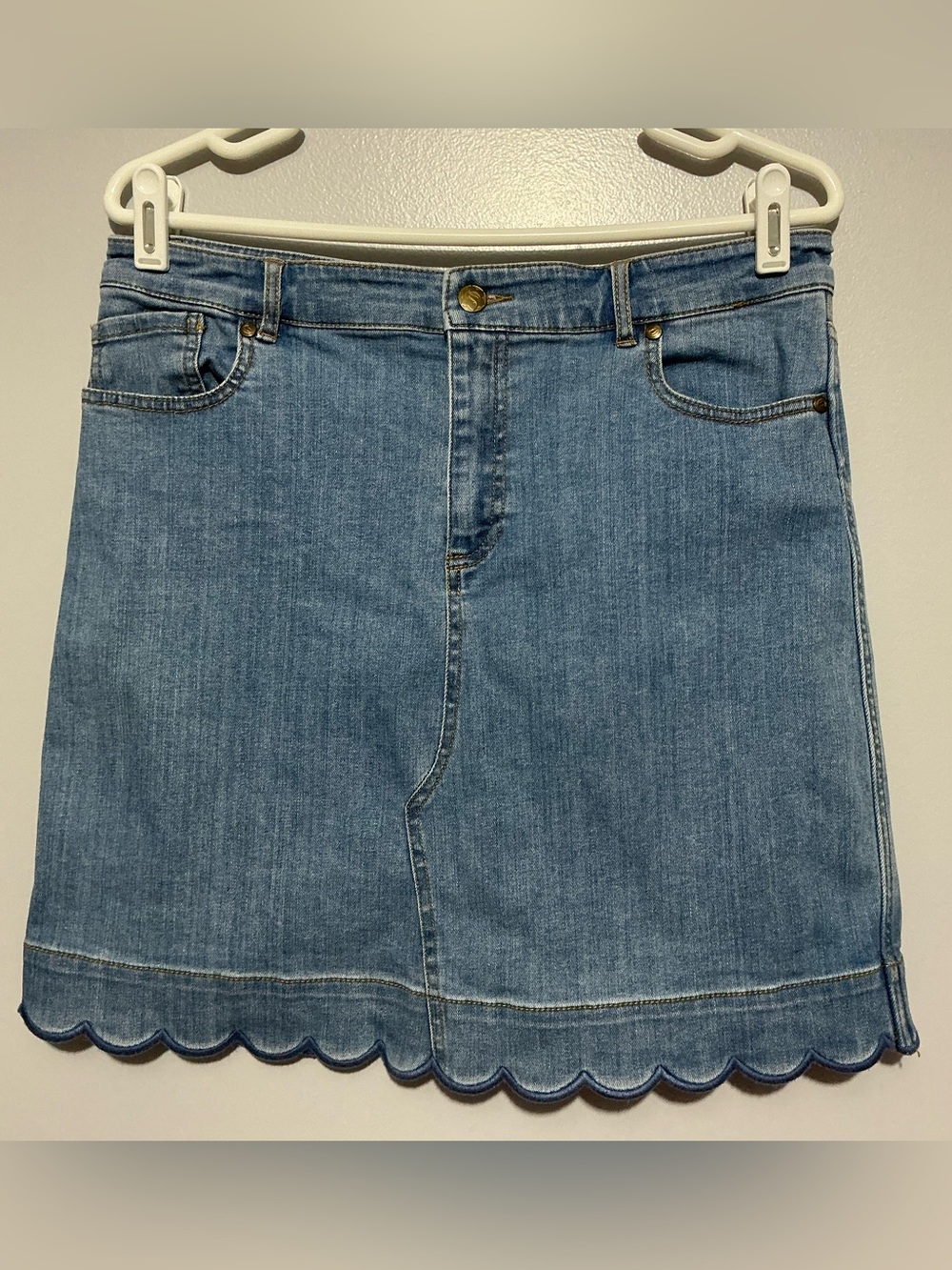 Draper James denim skirt features a distinctive scalloped hemline size 10